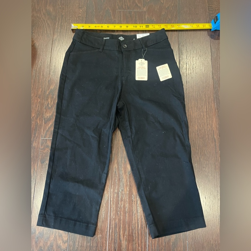 St. John's Bay Mid Rise Secretly Slender Black Capris, Women's Size 4 NEW
